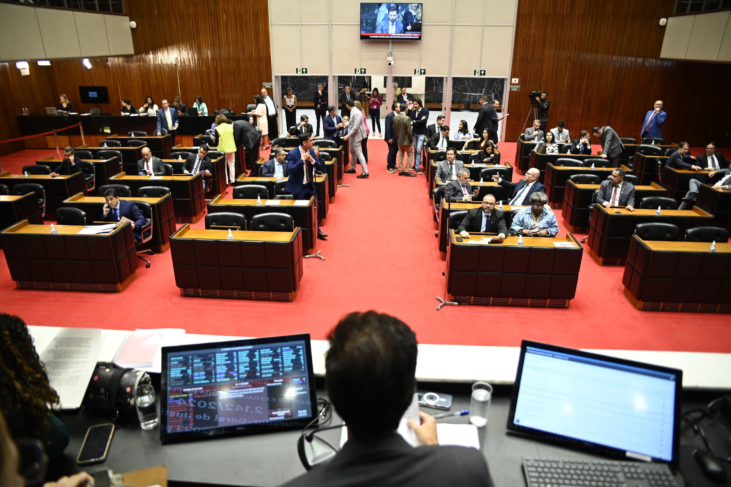 ALMG aprova reajustes para servidores do Legislativo, MPMG, TJMG, TCE e Defensoria Pública