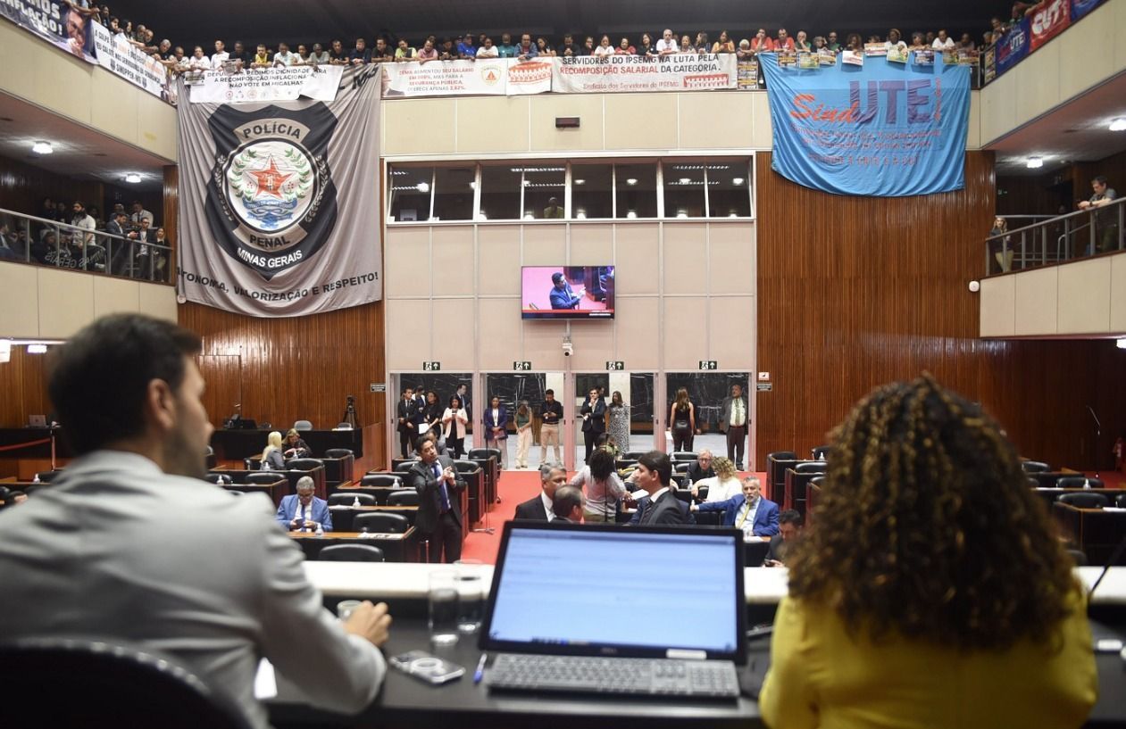 Deputados rejeitam emendas em projeto de reajuste para servidores estaduais