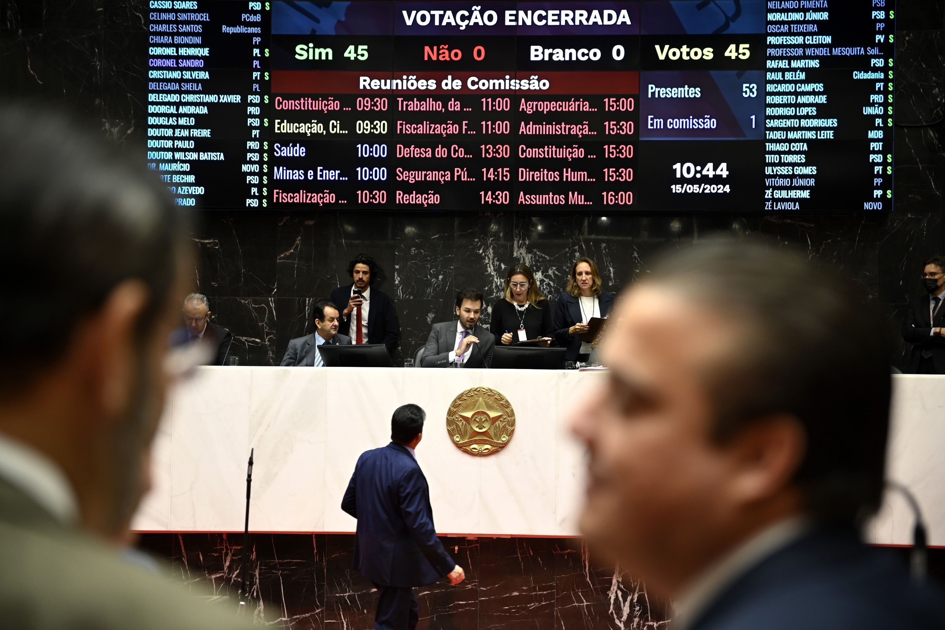 Deputados aprovam reajustes salariais para servidores do MPMG, TJMG, TCE e Defensoria Pública