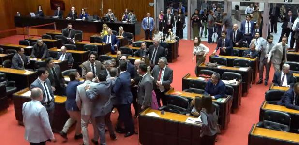 Deputados trocaram empurrões durante votação da PEC do Referendo na ALMG