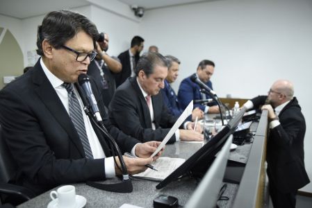A multidão que lotava as galerias gritava palavras de ordem como “Posso entrar?” e “Abaixo a repressão, a Assembleia é do povão”.