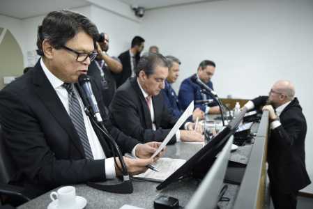 A multidão que lotava as galerias gritava palavras de ordem como “Posso entrar?” e “Abaixo a repressão, a Assembleia é do povão”.