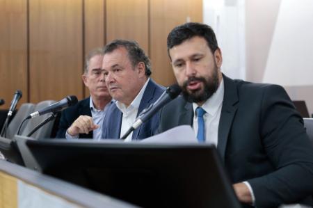 A multidão que lotava as galerias gritava palavras de ordem como “Posso entrar?” e “Abaixo a repressão, a Assembleia é do povão”.
