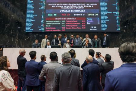 A multidão que lotava as galerias gritava palavras de ordem como “Posso entrar?” e “Abaixo a repressão, a Assembleia é do povão”.