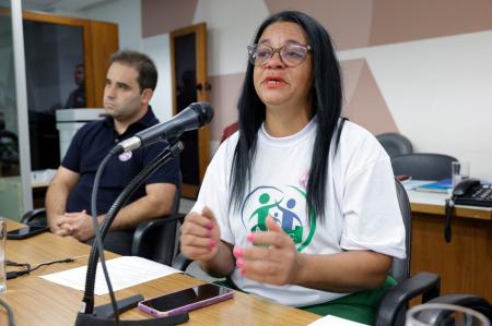 A multidão que lotava as galerias gritava palavras de ordem como “Posso entrar?” e “Abaixo a repressão, a Assembleia é do povão”.