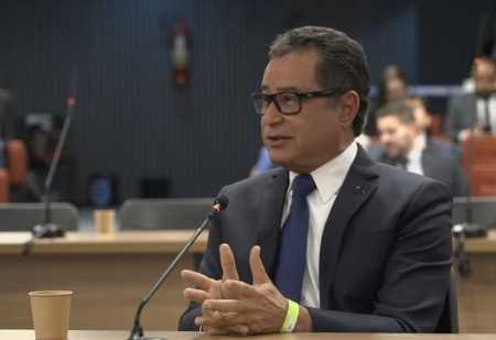 Almirante Almir Garnier afirmou que não houve ameaça de prisão ao ex-presidente Bolsonaro durante encontro de comandantes