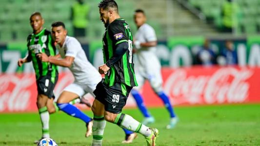 Aloísio abriu o placar para o América com o golaço diante do Millonarios