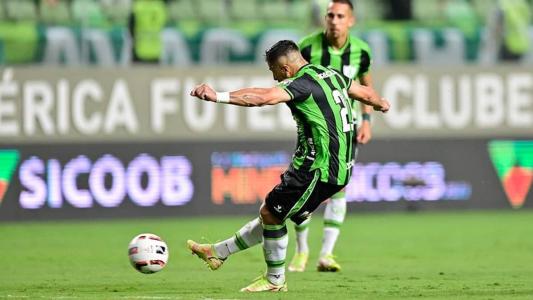 Aloísio, de falta, marcou o primeiro gol do América na partida