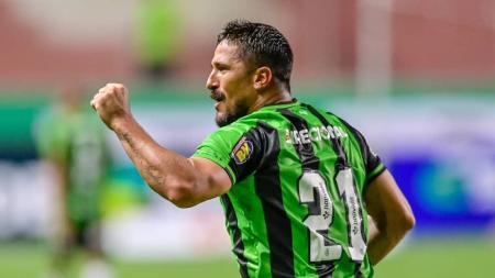 Aloísio durante partida pelo América nesta temporada