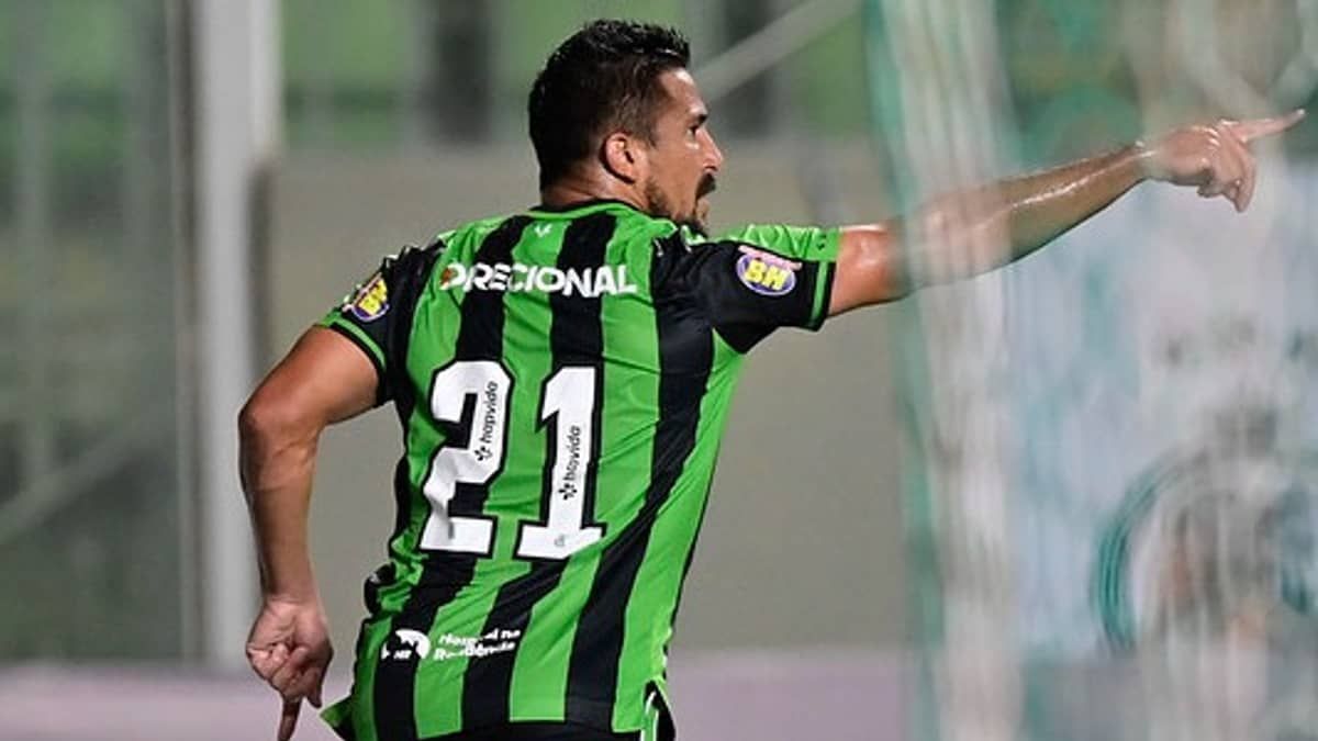 Artilheiro do América, Aloísio dedica gol da vitória a Alê Oliveira, comentarista da Itatiaia