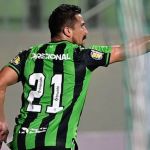 Artilheiro do América, Aloísio dedica gol da vitória a Alê Oliveira, comentarista da Itatiaia