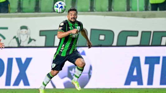 Aloísio marcou os dois gols da vitória do Coelho