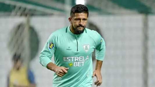 Aloísio trata lesão muscular na coxa esquerda