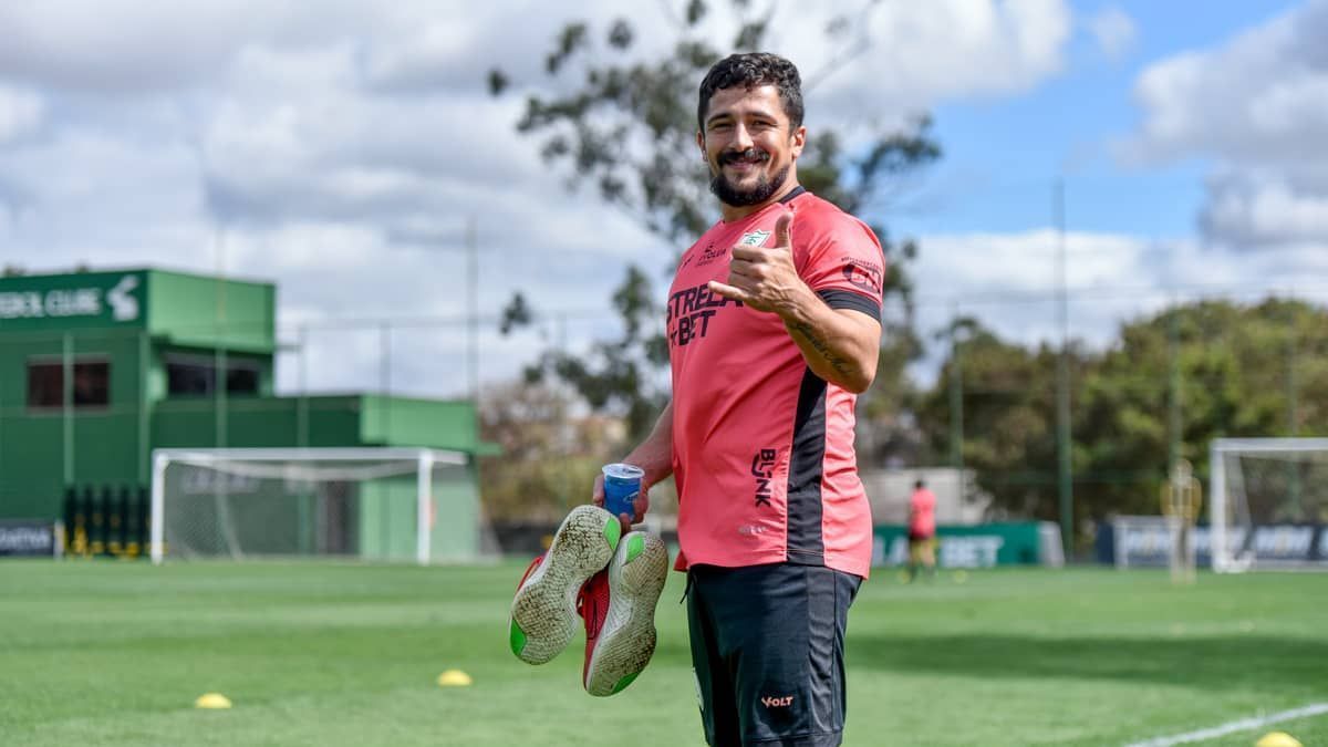 América: Aloísio volta a campo após duas semanas e se aproxima de retorno