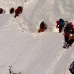 Alpinista sofre acidente e é 'deixado para morrer' em montanha de gelo; veja vídeo
