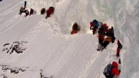 Alpinista escalava a montanha K2, segunda mais alta do mundo; homem ficou gravemente ferido após escorregar durante subida