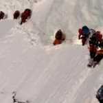 Alpinista sofre acidente e é 'deixado para morrer' em montanha de gelo; veja vídeo