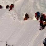 Alpinista sofre acidente e é 'deixado para morrer' em montanha de gelo; veja vídeo