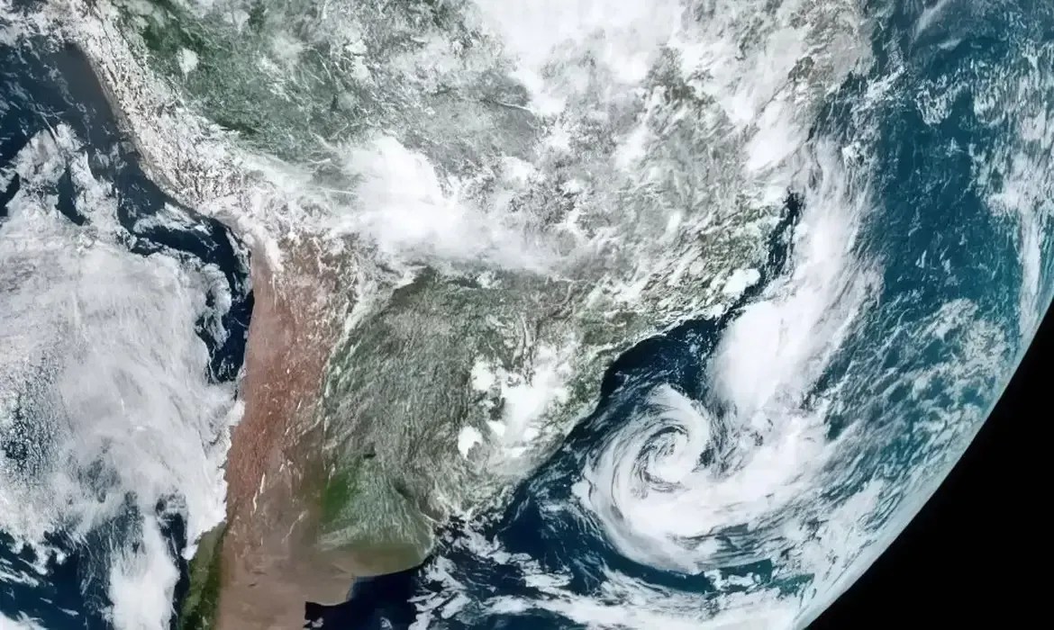 Ciclone Akará perde força no sul do Brasil