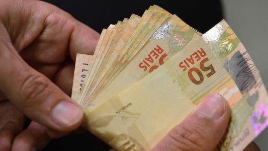Alta no mês se deu pela contratação de dívidas entre mais consumidores de rendas média e baixa.