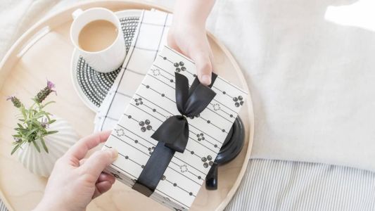 Alta taxa de juros contribui para retração nas vendas para o Dia das Mães, aponta CNC.