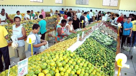 Altas de preços nos sacolões de BH pesam no bolso dos moradores da capital