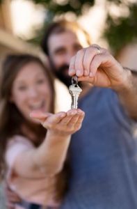 Aluguel ou casa própria? Entenda os fatores que devem influenciar essa decisão