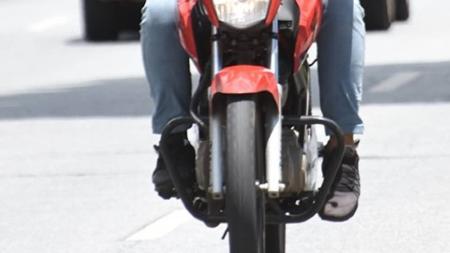 Aluna caiu da motocicleta ao realizar uma manobra na pista de treinamento de uma autoescola