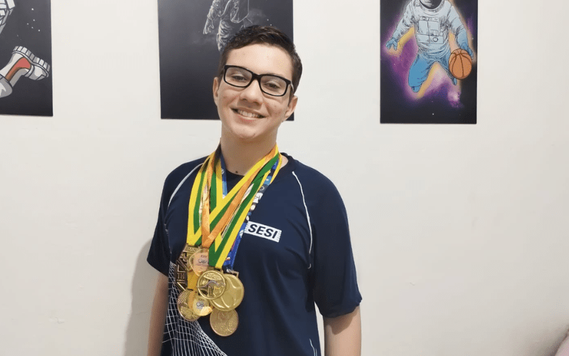 Campeão de medalhas, aluno de escola SESI simboliza o impacto da educação transformadora da FIEMG