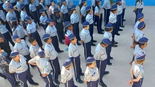 Alunos de escola cívico-militar em Minas Gerais