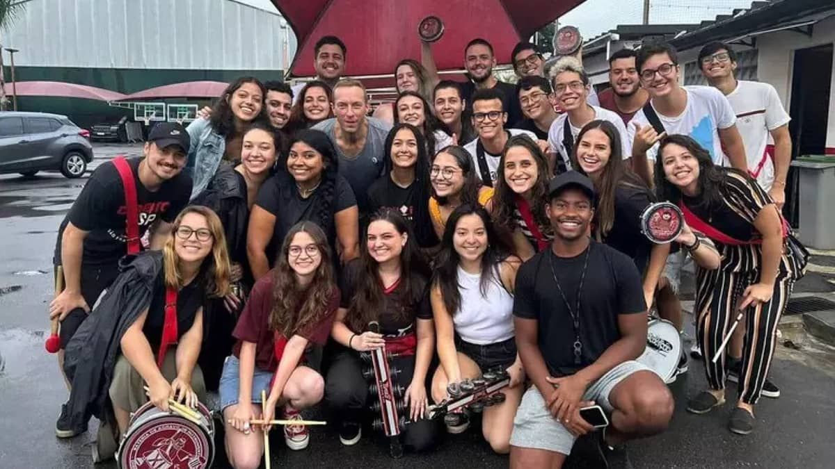 Vocalista da banda Coldplay, Chris Martin surpreende alunos da USP