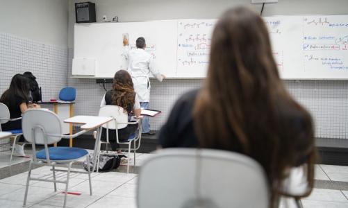 Novo Plano de Educação aumenta metas para alfabetização e mira equidade e cidadania digital | CNN Brasil
