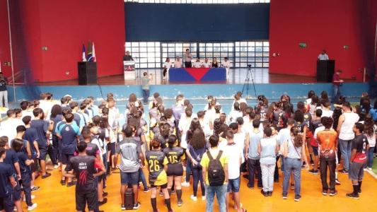 Alunos reunidos na cerimônia de abertura