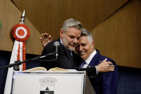 Juliano Lopes (Podemos) e o prefeito Álvaro Damiçao (União Brasil)