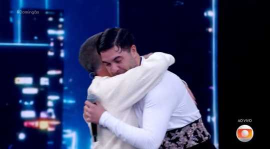Participantes do quadro Dança dos Famosos e celebridades prestigiam Luciano Huck