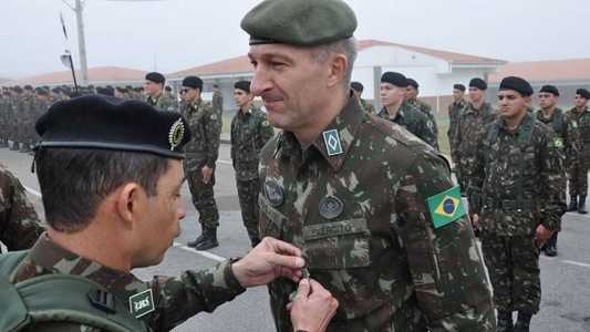 Alvo da PF nesta sexta, tenente do Exército visitou Mauro Cid na prisão e teria retirado Rolex do acervo.