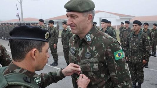 Alvo da PF nesta sexta, tenente do Exército visitou Mauro Cid na prisão e teria retirado Rolex do acervo.