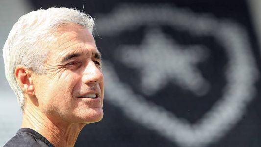 Alvo do Al Nassr, o técnico Luís Castro tem futuro incerto no Botafogo
