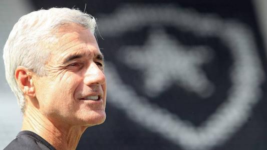 Alvo do Al Nassr, o técnico Luís Castro tem futuro incerto no Botafogo