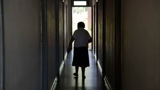 Alzheimer é conhecida pela perda progressiva de memória