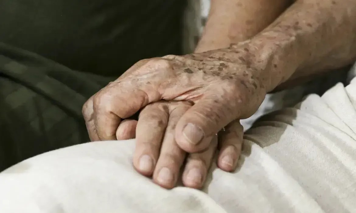 Brasil é cotado para participar de testes clínicos de 'vacina' contra o Alzheimer
