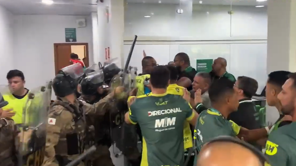 Diretoria do América hostiliza árbitro após empate na Série B; assista