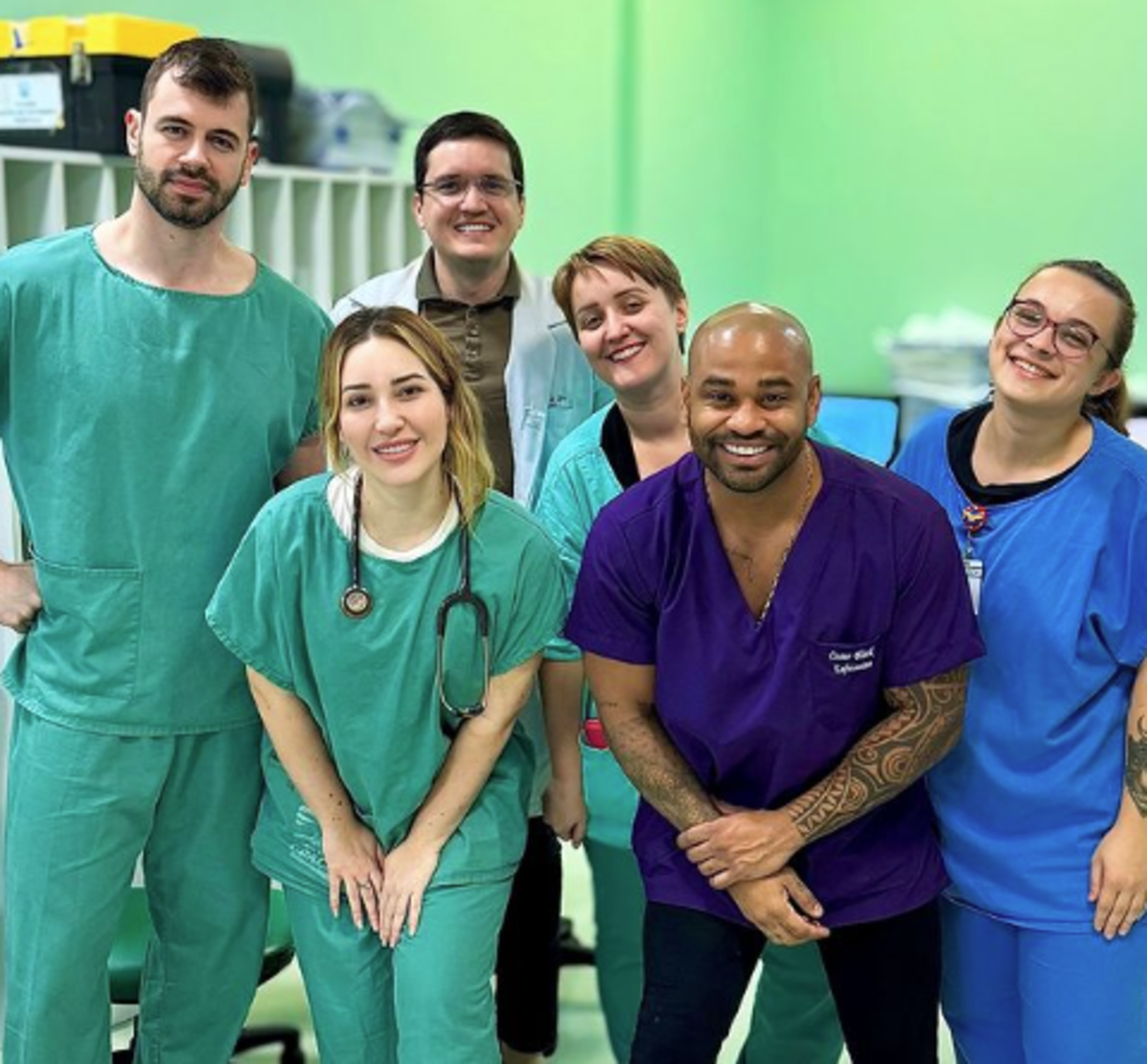 Rivais no BBB 23, Amanda e Cezar Black posam juntos na UTI de hospital no RS