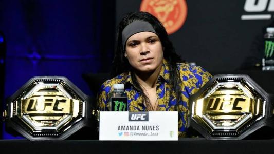 Amanda Nunes se aposentou com dois cinturões do UFC