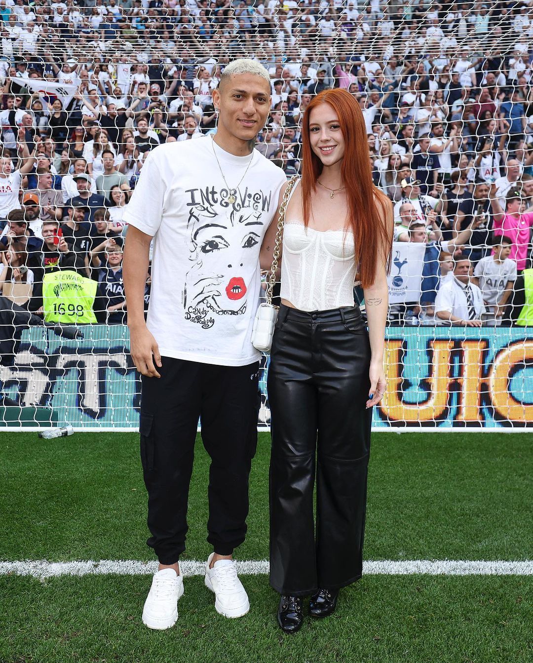 Richarlison faz primeira publicação ao lado de namorada nas redes sociais