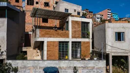 "Amanhã tem festa na favela", disse o artista