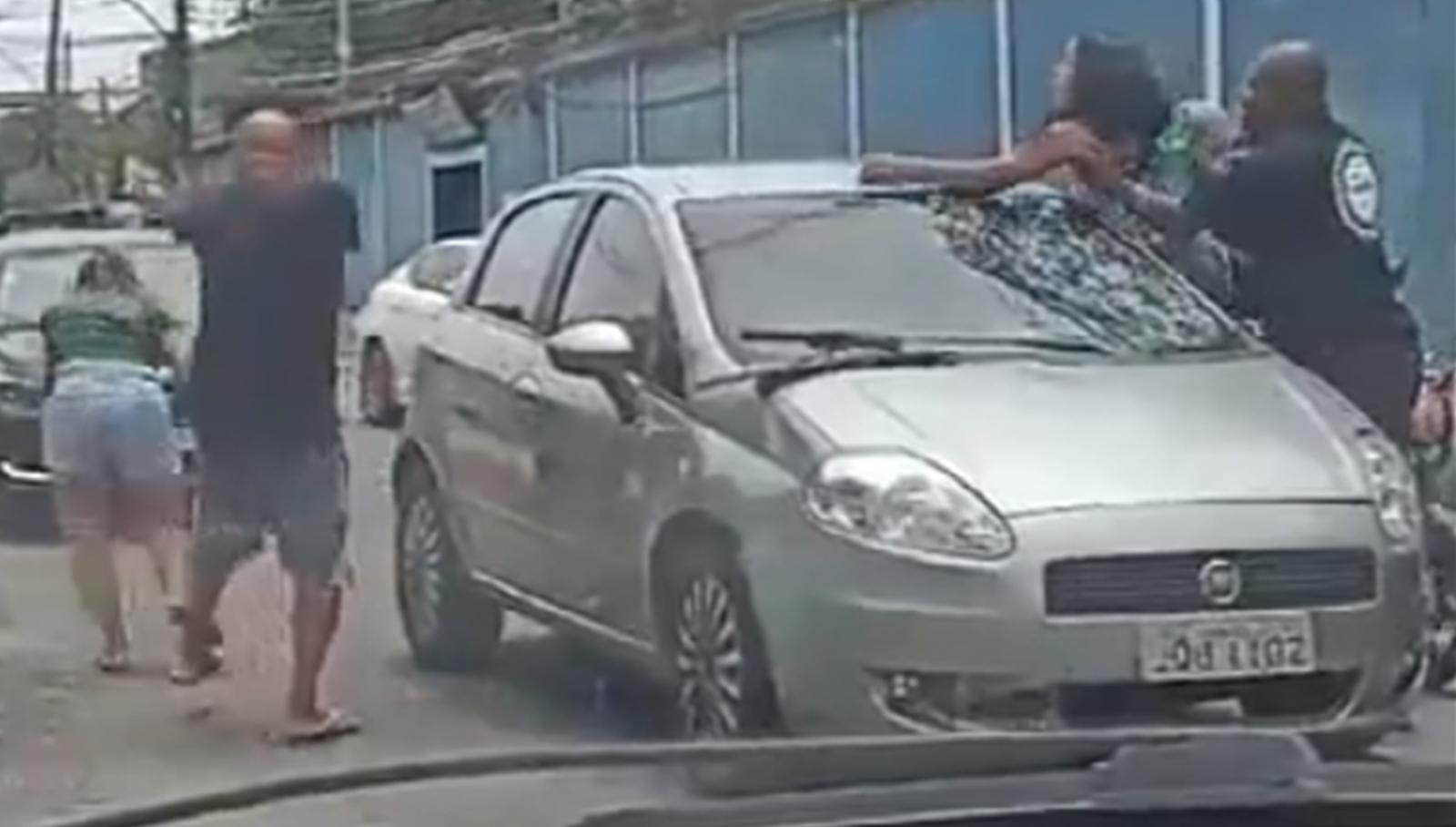 Vídeo: mulher sobe em carro após flagrar marido com amante no Rio de Janeiro
