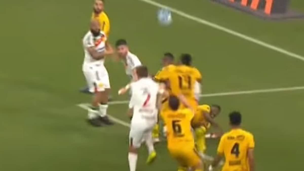 Amazonas e Brusque empatam sem gols no jogo de ida da final da Série C