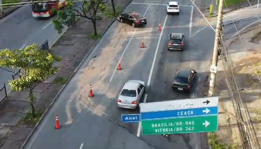 Carro bate em árvore na avenida Amazonas, região Oeste de BH