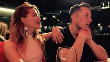 Amber Heard e Elon Musk em foto de 2017
